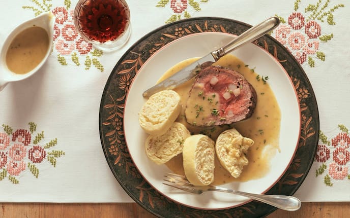 Rindslungenbraten, Böhmische Knödel, Tischdecke, Besteck, Sauce