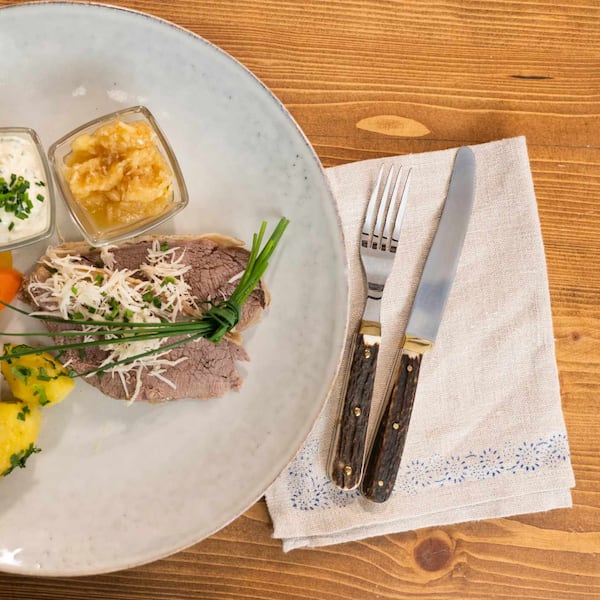 Tafelspitz, Petersilkartoffel, Apfelkren, Schnittlauchsauce, gelbe Karotten, Karotten, geriebener Kren, Schnittlauch, Besteck, Stoffserviette