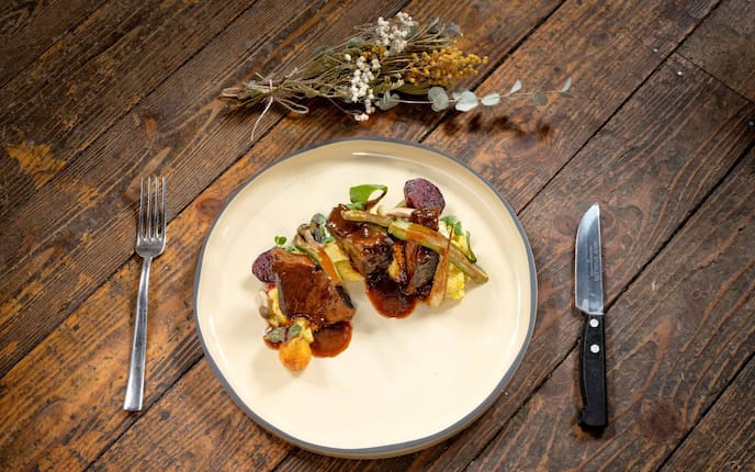 Rinderripperl, Gemüse, Sauce, Besteck, Teller, getrockneter Blumenstrauss