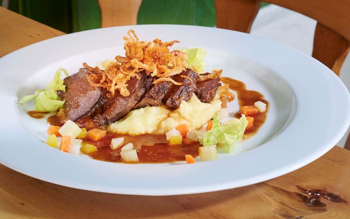 Geschmorte Ochsenbackerl auf Steinpilzrisotto - 3:35 h - Rezept - Servus Geschmorte Ochsenbackerl auf Steinpilzrisotto - 3:35 h - Rezept - Servus