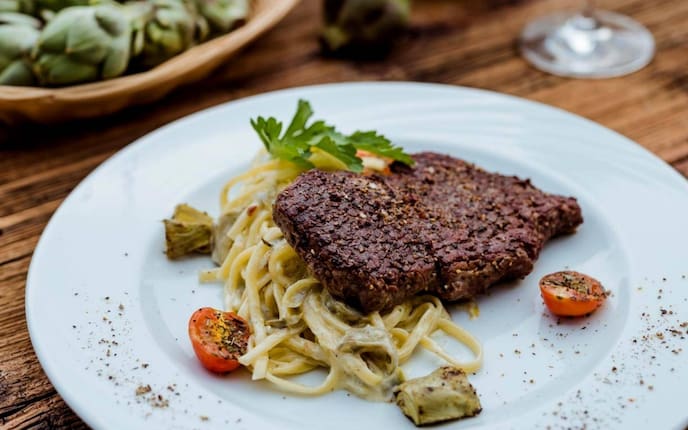Rumpsteak, Rindfleisch, Rind, Fleisch, Bandnudeln, Cocktailtomaten, Artischocken, Obers-Nudeln, Pfeffer, Hauptspeise, Servus Rezept