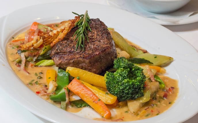 Rind, Steak, Erdäpfel, Gemüse, Brokkoli, Karotte, Sauce, Teller