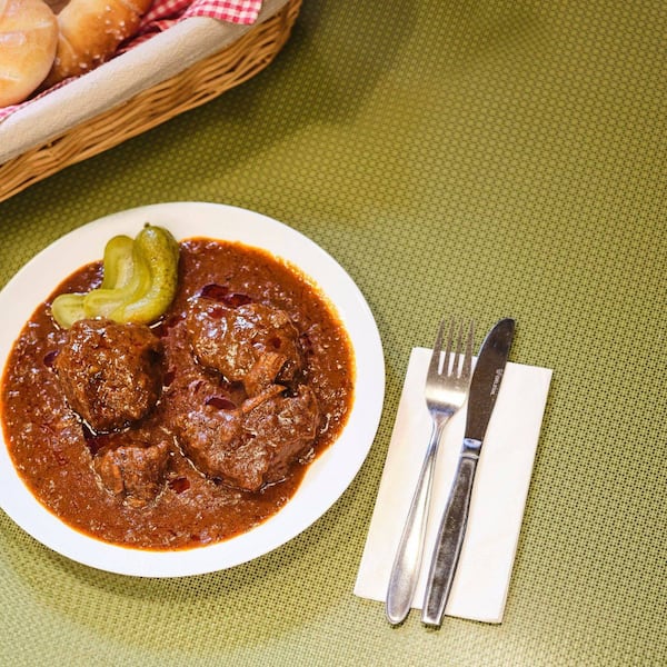 Gulasch, Rindsgulasch, Gurkerl, Essiggurkerl, Kaisersemmel, Semmel, Gulaschsaft, Wirtshaus-Rezept, Servus Rezept