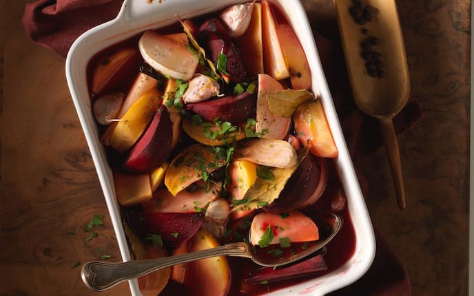 Rüben, Rote Rüben, Steckrübe, Chiogga-Rübe, Gemüse, Pimentkörner, Lorbeerblätter, Knoblauchzehen, Auflaufform, Reindl, Löffel, Tisch, Holztisch