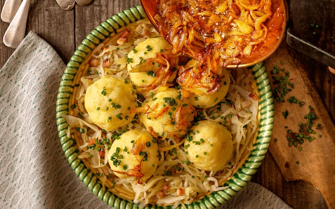 Korb, Kelle, Kraut, Knödel, Röstzwiebel