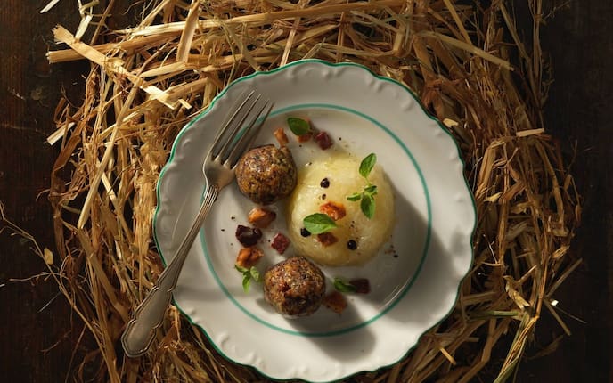 Sauerkrautsulz, Blunzenkrapfen, Sauerkraut, Grammeln, Gabel, Stroh, Teller