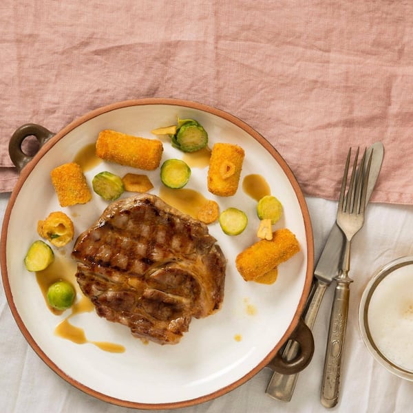 Gegrillter Schweinsschopf, Kroketten, Kohlsprossen, Sauce, Bier