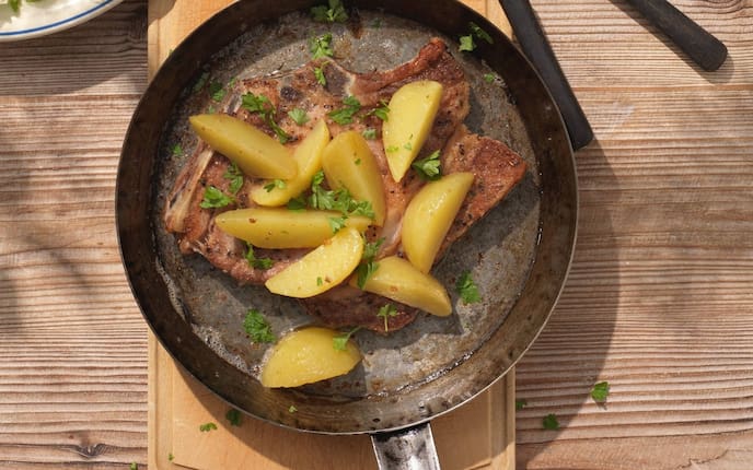 Kotelett, Erdäpfelspalten, Petersilie, Pfanne, Salat