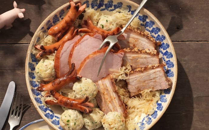 Schweinefleisch, Bauernschmaus, Sauerkraut, Semmelknödel, Würstchen, Frankfurter, Gabel