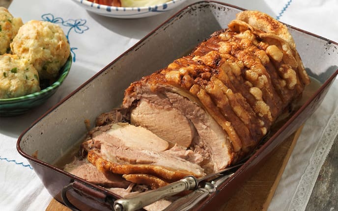 Bratl in der Rein mit Stöcklkraut, Semmelknödel, Brett, Tischdecke, Keramik