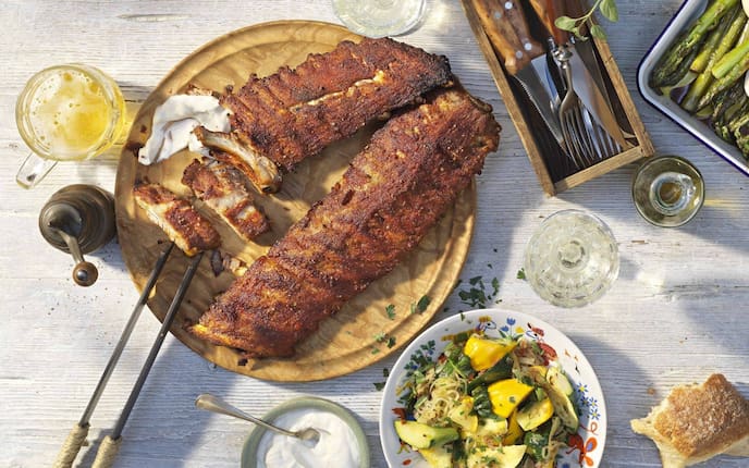 Schweinerippchen, Ripperl, Zucchinigemüse, Rahmdip, Brot, Bier, Weißwein, Hauptspeise, grillen, Servus Rezept