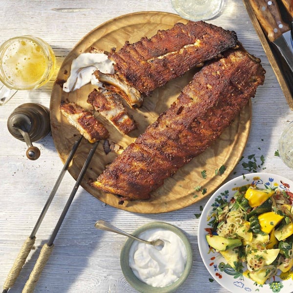 Schweinerippchen, Ripperl, Zucchinigemüse, Rahmdip, Brot, Bier, Weißwein, Hauptspeise, grillen, Servus Rezept