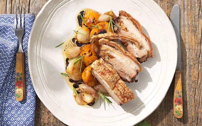 Knuspriger Schweinebauch mit geschmorten Marillen, Rosmarin, Gedeck