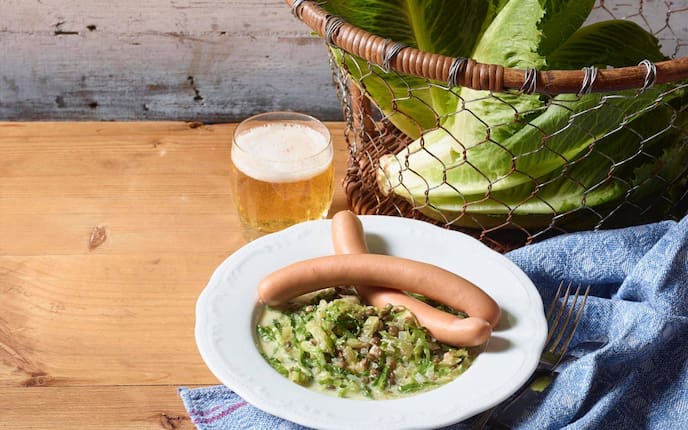 Kochsalat, Sauce, Würstel, Romanasalat, Bier, Hauptspeise, Servus Rezept