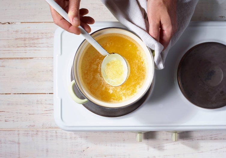 Butter schmelzen, Suppenlöffel, Herdplatte, Geschirrtuch, Topf