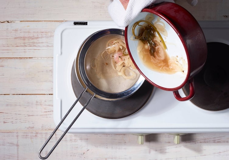 Topf, Schalotten, Sieb, Schüssel, Herdplatte, Küchentuch