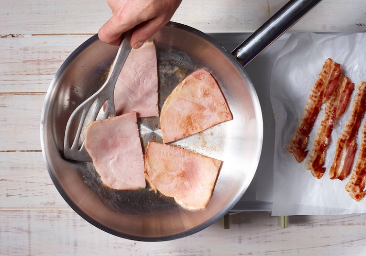 Herdplatte, Schinken, Räucherspeck, Pfanne, Backpapier