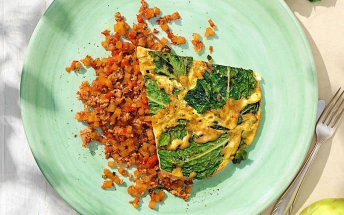 Kohlrabiblätter-Omelett mit Schweinfleisch, Gabel, Teller, Gröstl, Ei, Pfeffer, Paradeiser, Zwiebeln