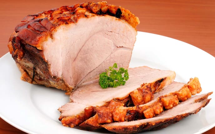 Mostbraten mit knuspriger Schwarte, Kräuselpetersilie, Teller