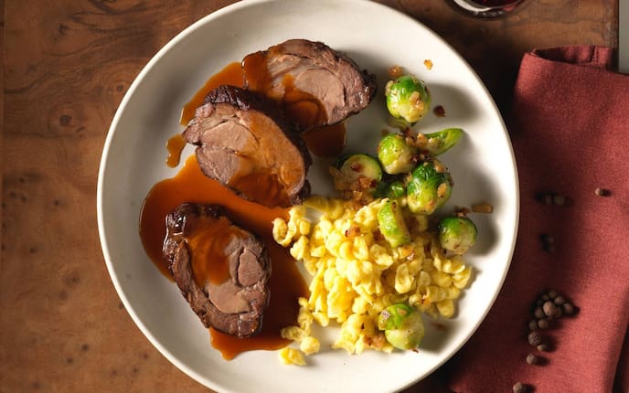 Mostbraten, Braten, Kohlsprossen, Spätzle, Knöpfle, Sauce, Teller, Wacholder, Wacholderbeeren, Pimentkörner, Holztisch