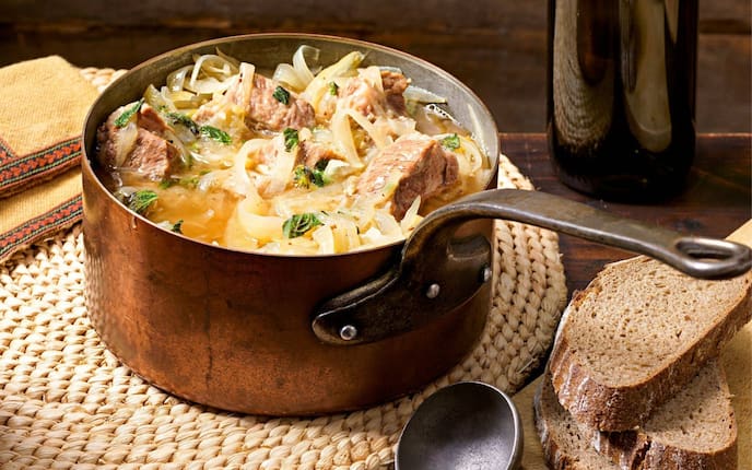 Fleischeintopf, Kraut, Fleisch, Gemüse, Brot, Topf, Weinflasche, Untersetzer, Hauptspeise, Servus Rezept