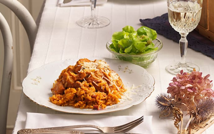 Reisfleisch, Weißwein, Parmesan, grüner Salat, Gedeck, Tischdeko, Stuhl