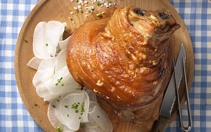 Schweinshaxe, Radi, Fleischgabel, Messer, Salz, Schnittlauch