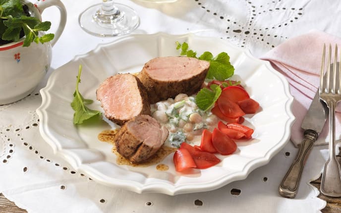 Braten, Schweinslungenbraten, Schwein, Teller, Besteck, Tischtuch, Radieschen