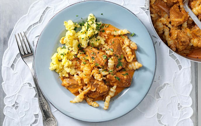 Schweinsragout mit Knollenziest und Kohl, Kochtopf, Tischdecke, Petersilie