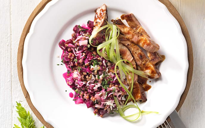 Schweinsschopfstreifen mit Rote-Rüben-Linsen-Salat, Selleriestreifen, Gedeck, Kräuter