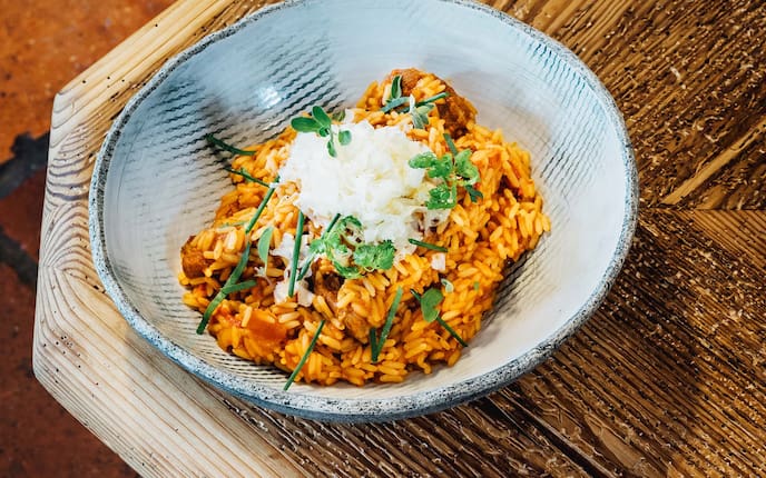 Würziges Reisfleisch, Wirtshaus-Rezept, Parmesan, Majoranblätter, Petersilie, Holztisch