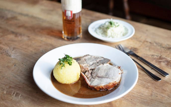 Erdäpfelknödel, Reis, Schweinsbraten, Saft, Schweinebraten, Bier, Hauptspeise, Servus Rezept