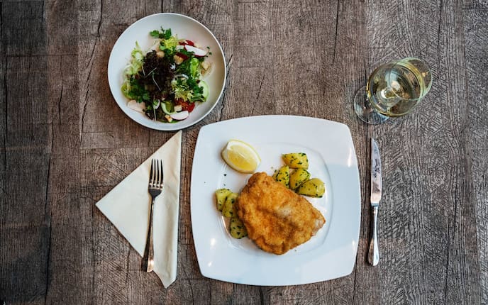 Cordon Bleu, Kartoffeln, Zitrone, Wein, Besteck, Salat