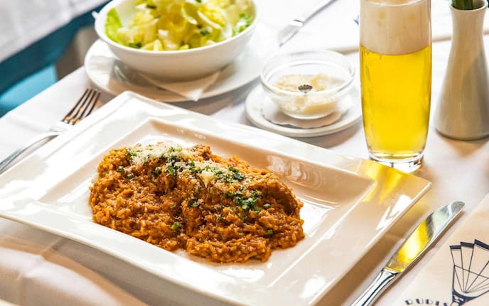 Reisfleisch, grüner Salat, Parmesan, Bier, Hausmannskost, Wirtshaus-Rezept, Servus Rezept, Hauptspeise