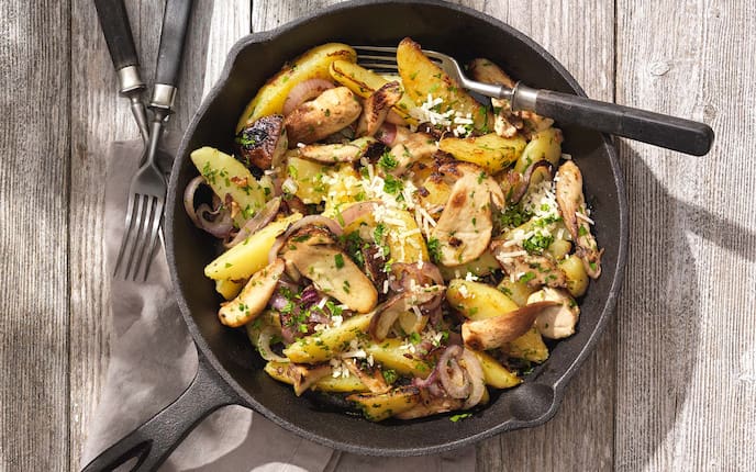 Steinpilzgröstl, Gabeln, Parmesan, Pfanne, Serviette