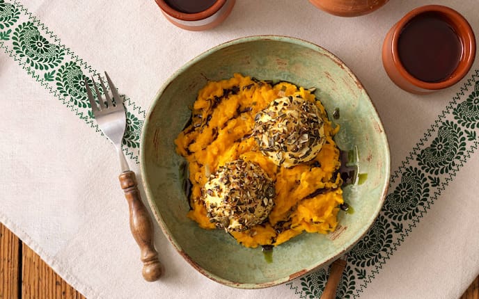 Besteck, Suppenteller, Kürbiskernöl, Becher, Tischdecke, Knödel, Kürbiskerne