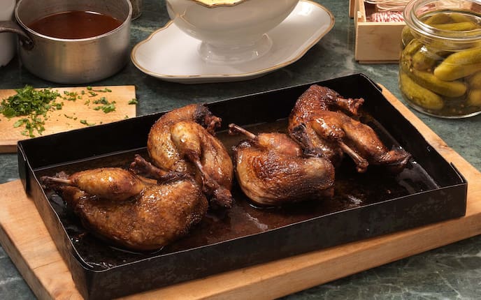 Tauben à la craputin, Sauce Tartare, Essiggurken, Kräuter, Holzbrett, Garn