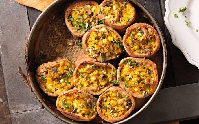 Strudel, pikant, Kürbis, Kräuter, Tischofen, alte Tortenform, Servierteller, Hauptspeise, Servus Rezept