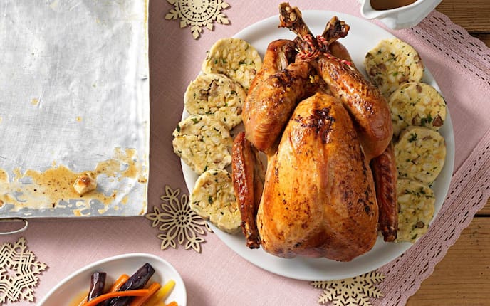 Truthahn, Serviettenknödel, Knödel, Klöße, Karoten, Bratensauce, Sauce, Bratensaft, Festmahl, Hauptspeise, Servus Rezept