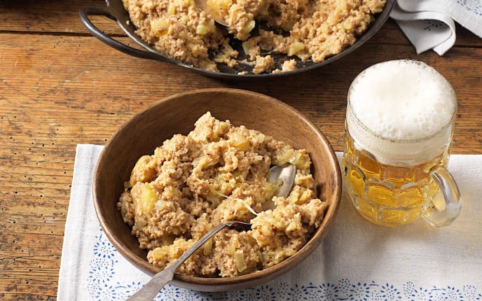 Allgäuer Brennter, Bierkrug, Erdäpfel, Bergkäse, Tischdecke, Reindl, Löffel, Schüssel, Holztisch