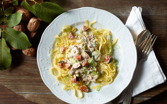 Nussbaumblätter, Walnuss, Feigen, Käse-Sauce, Bandnudeln, Besteck, Serviette