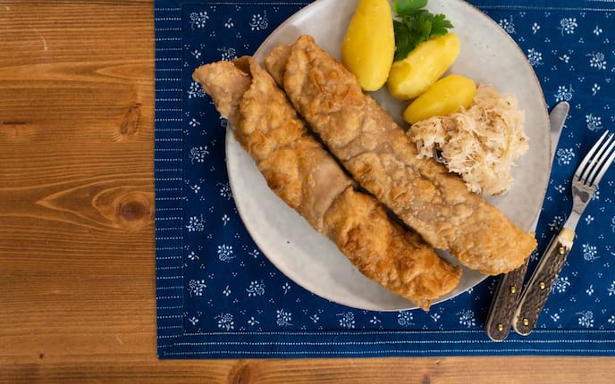 Salzerdäpfel, Petersilie, Sauerkraut, Roggenkrapfen, blaues Tischset, Besteck, HaHauptspeise, vegetarisch, Seminarbäuerinnen, Servus Rezept