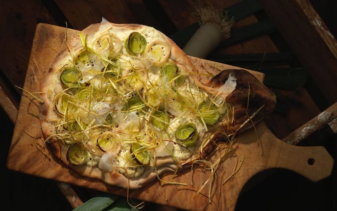 Feuerfleck mit Lauch und Ziegenkäse, Wintergemüse, Holzbrett, Lauchstroh