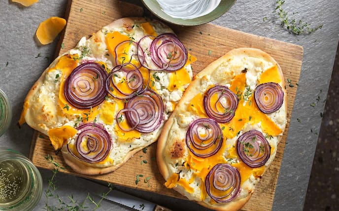 Feuerflecken mit Schafkäse und Kürbis, Niederösterreich, Germteig, Rote Zwiebeln, Weißwein, Thymian