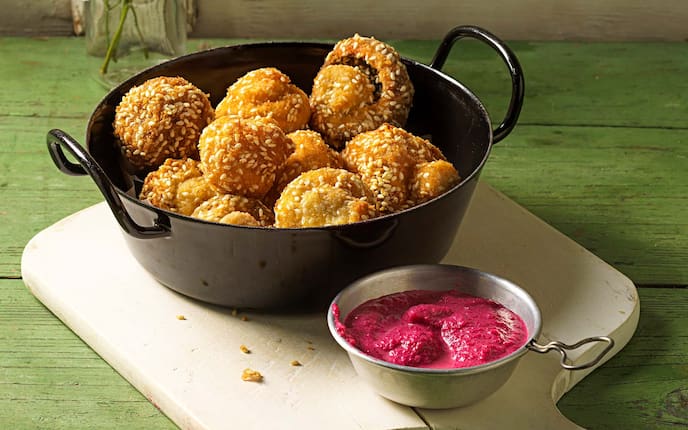Gebackene Champignons in Sesampanier mit Rote-Rüben-Creme, Holzbrett, Reindl, Glas, Holztisch