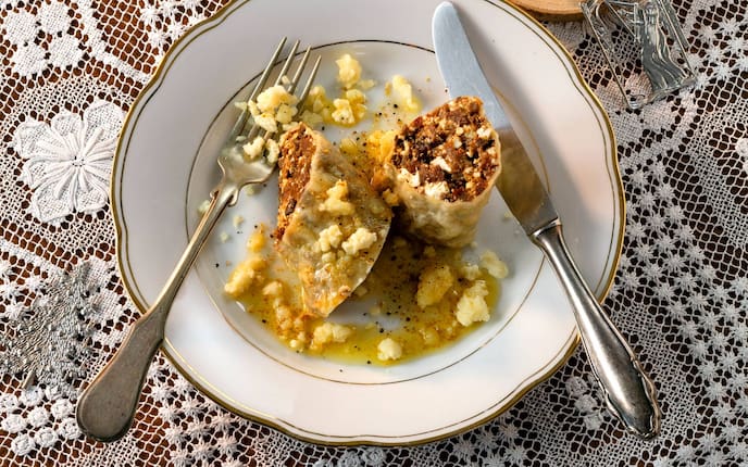 Besteck, Teller, Tischdecke, Graukäse, Strudel, Kletzen