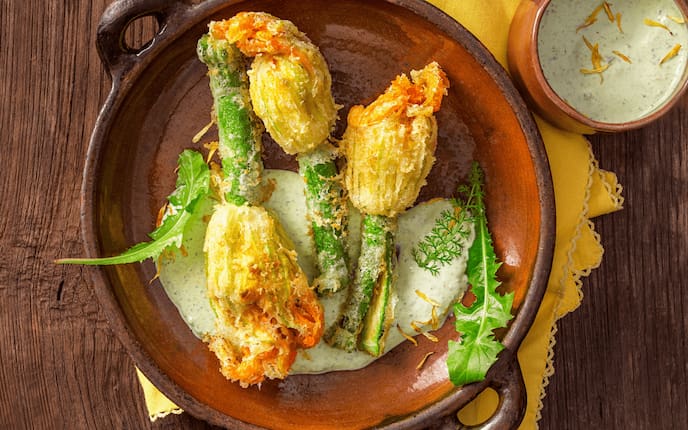 Gefüllte Zucchiniblüten mit Löwenzahncreme, Serviette, Teller, Holztisch, Kerbel, Löwenzahnblatt