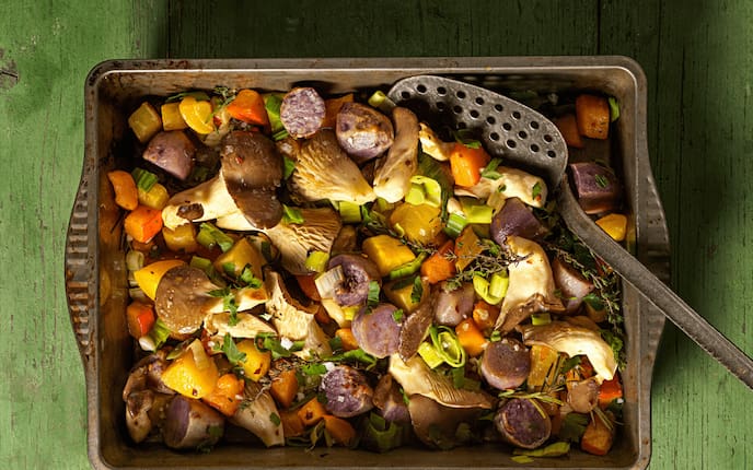 Gemüsegröstl mit Austernpilzen, Auflaufform, Holztisch, Kräuter, Erdäpfel, Steckrüben