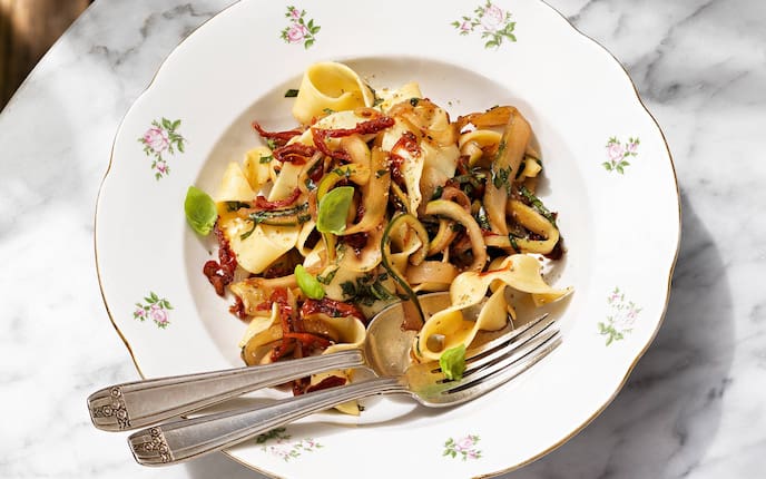 Gurke, Nudeln, Löffel, Gabel, Suppenteller, Knoblauch