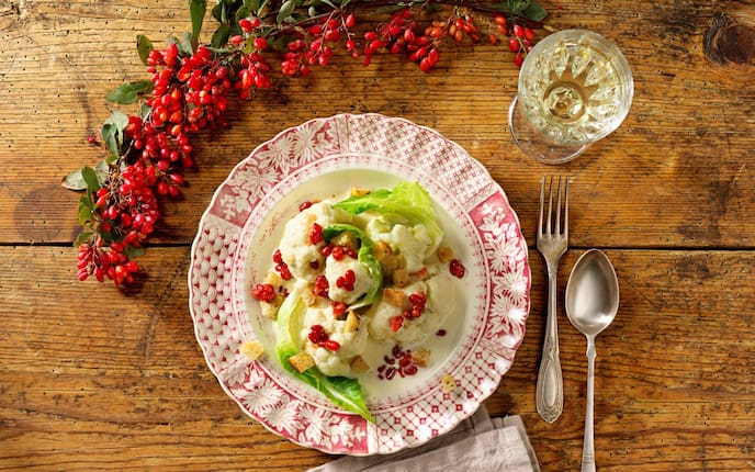 Karfiol, Berberitzen, Käsesauce, Brotwürfel, Salat, Weißwein, Besteck, Berberitzenstrauch, Hauptspeise, Vegetarisch, Servus Rezept